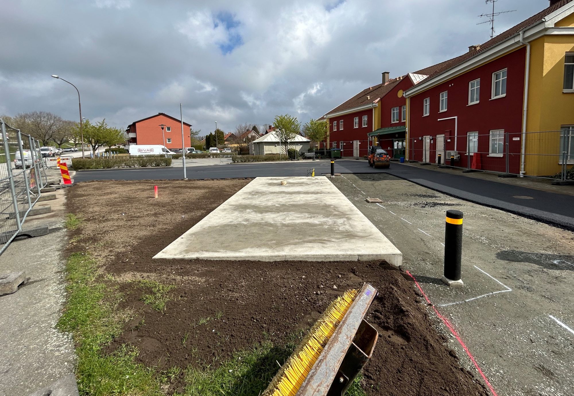 Plattan är gjuten och asfaltering pågår, april 2024